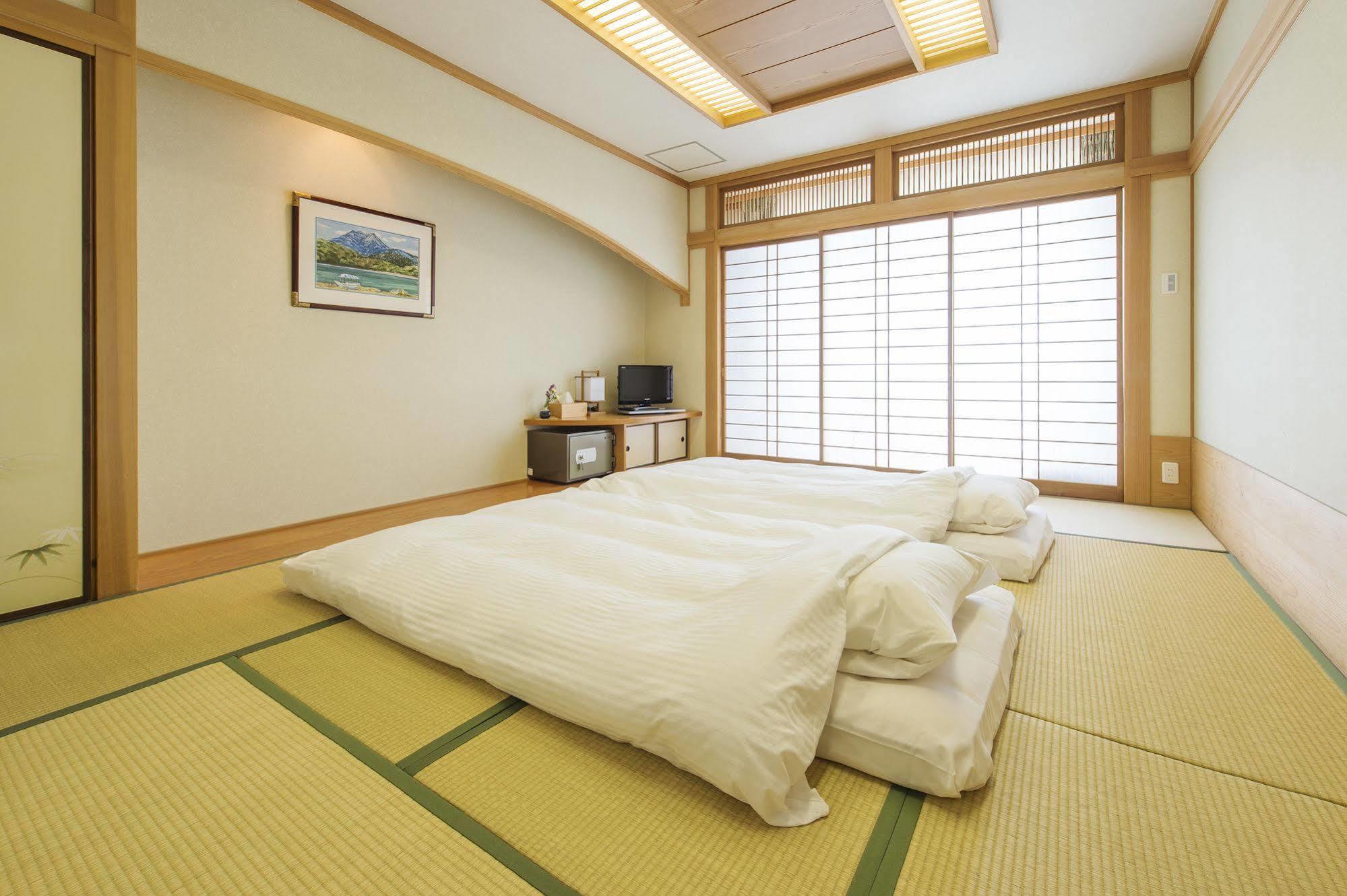 Hotel Takachiho Buitenkant foto